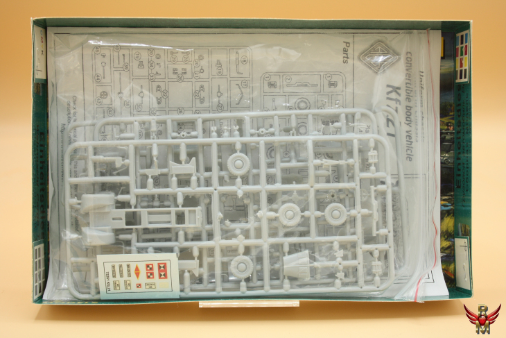 ACE 1/72 German Uniform chassis medium Staff Car Kfz 21